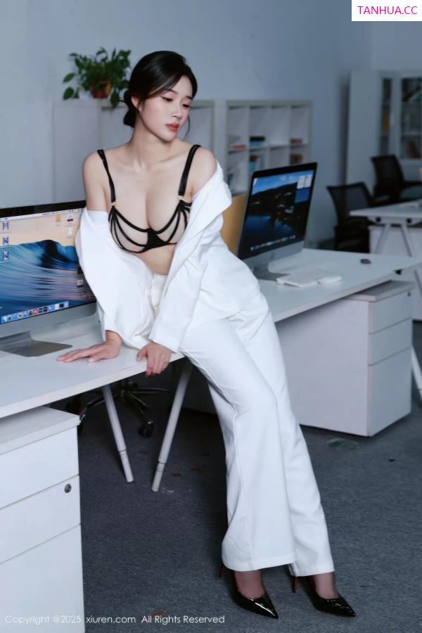  [XiuRen]高清写真图 2025.10.24 No.10908 南乔 开档黑丝第12张图片